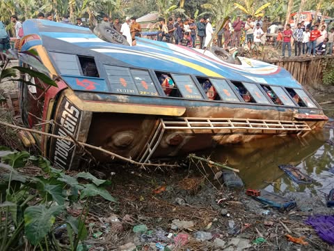 ভোলার-বোরহানউদ্দিনে দুই যাত্রীবাহী বাসের মুখোমুখি সংঘর্ষ, আহত ৮