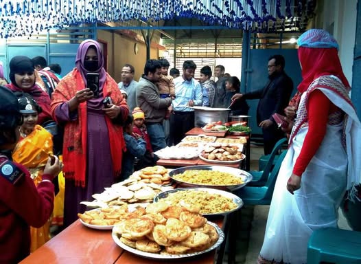 ঘোড়াঘাট সেঁজুতি প্রি-ক্যাডেট স্কুলে পিঠা উৎসবে পিঠা খাওয়ার ধুম