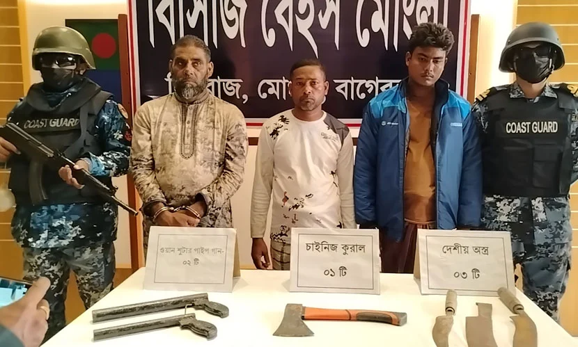 খুলনার দাকোপের কালিনগর এলাকা থেকে অস্ত্রসহ ৩ সন্ত্রাসী আটক